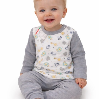 Bebé de fato cinzento com padrão divertido sentado