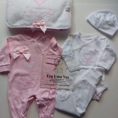 Conjunto de roupas para bebé cor-de-rosa e branco com manta bordada e detalhes em laço