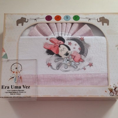 Conjunto de toalhas infantis cor-de-rosa com imagem da Minnie Mouse e embalagem decorativa
