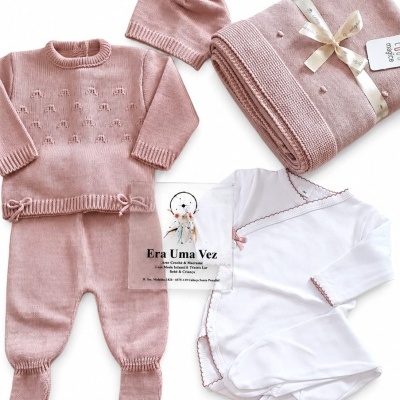 Conjunto roupa bebé rosa malha com camisola, calças, gorro, manta cor-de-rosa e body branco