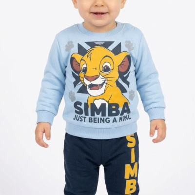 Fato de treino infantil azul claro e escuro com estampa do Simba e texto relacionado.
