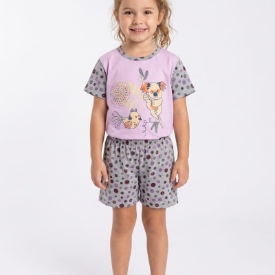 Menina com pijama de t-shirt cor-de-rosa e calções cinzentos com bolinhas coloridas