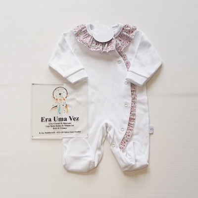 Macacão de bebé branco com detalhes florais e cartão ao lado