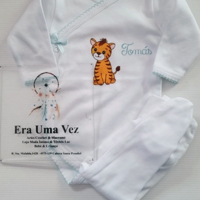 Conjunto branco para bebé com tigre bordado e nome Tomás