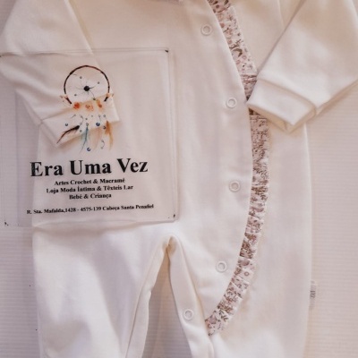 Macacão branco de bebé com gola floral e botões
