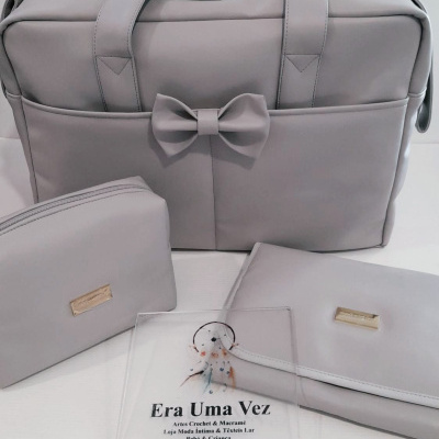 Conjunto de mala cinza, carteira e bolsa com laço decorativo