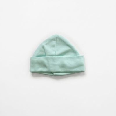 Gorro verde água em tecido macio com dobra