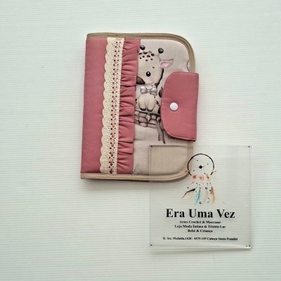 Estojo ou organizador em tecido com estampa de girafa e detalhes em renda