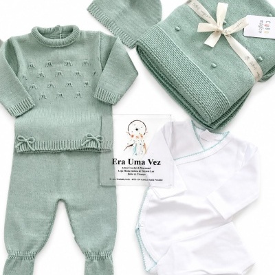 Conjunto roupa bebé azul suave e branco com manta e gorro