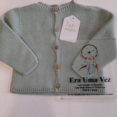 Casaco infantil cinza em malha com botões de madeira e etiqueta pendurada