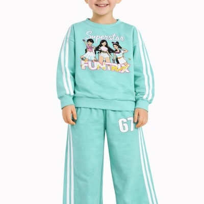 Menina com fato de treino azul turquesa com ilustração e texto, calças largas com riscas brancas e sapatilhas brancas.