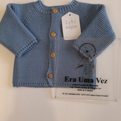 Camisola de malha azul para bebé com botões de madeira e etiquetas
