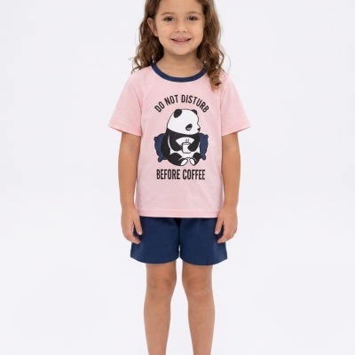 Menina pequena com pijama rosa e azul com estampa de panda e texto em fundo branco