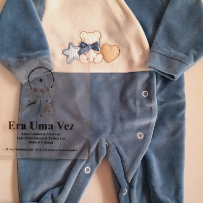 Macacão de bebé azul e creme com aplicações de urso, estrela e coração