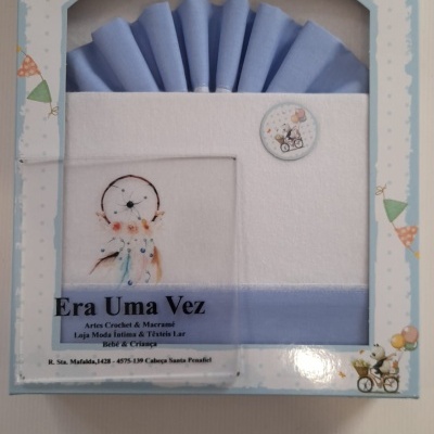 Conjunto de têxteis para bebé em branco e azul com apanhador de sonhos, dentro de caixa decorativa com balões e bandeirolas