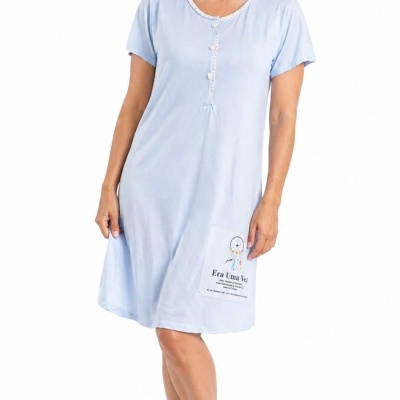 vestido curto azul claro com botões e bolso com impressão