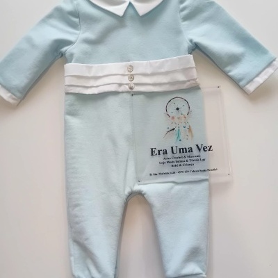 Macacão azul claro para bebé com gola branca e faixa decorativa branca
