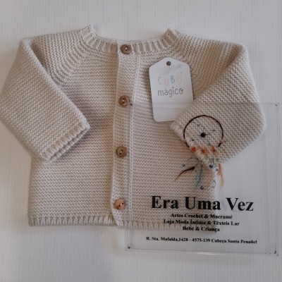 Casaco de malha bege para bebé com botões de madeira e etiqueta CUBO mágico
