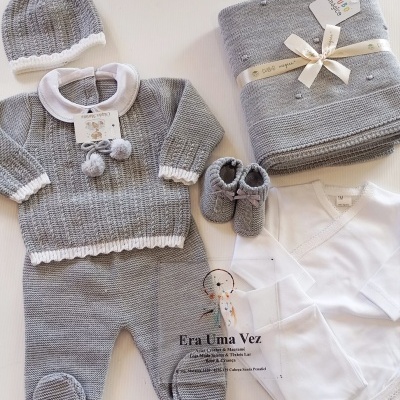 Conjunto de roupa de bebé cinzenta e branca em malha com manta e texto Era Uma Vez