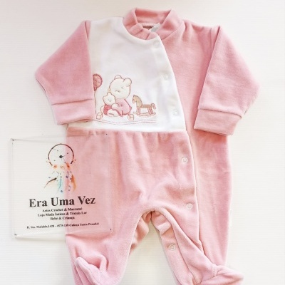 Macacão de bebé rosa e branco com bordado de ursinhos e brinquedos.