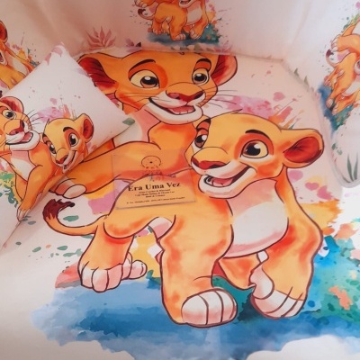 Lençóis e almofada infantil com estampado de leões bebés coloridos