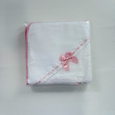 Toalha branca com renda e laço rosa embalada