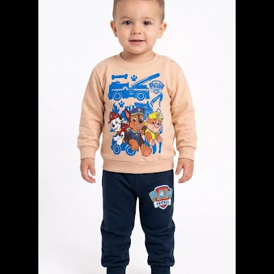 Criança com fato de treino de PAW PATROL em fundo branco