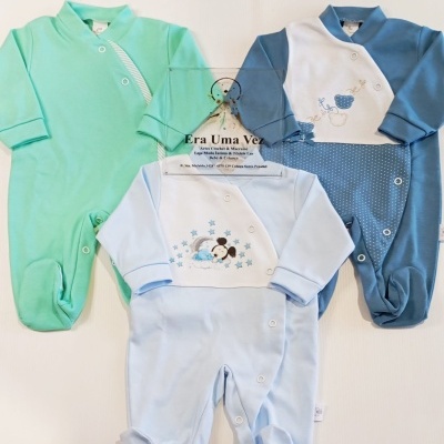 Três macacões de bebé em cores verde, azul claro e azul com branco, com botões e desenhos de ursinhos.