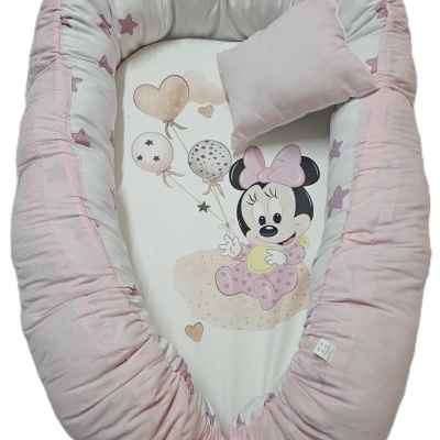 Ninho para bebé rosa com almofada e ilustração da Minnie bebê