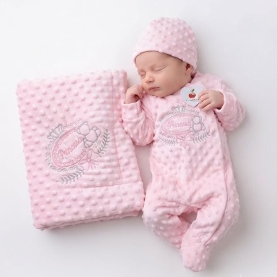 Conjunto rosa para bebé com manta e macacão em tecido texturizado com bordados