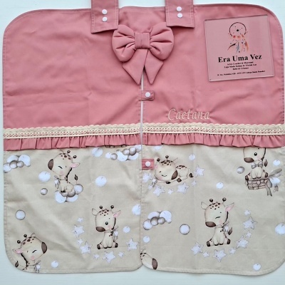 Capa para carrinho rosa com laço e tecido estampado com girafas, placa Era Uma Vez