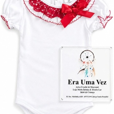 Body branco de bebé com gola em renda vermelha e laço vermelho.