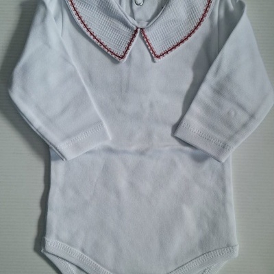 Body branco para bebé com gola branca texturizada e bordado vermelho.