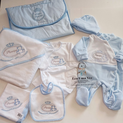 Conjunto completo de roupa e acessórios para bebé azul e branco com bordados e texto Príncipe