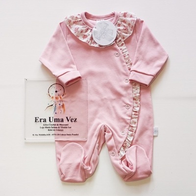 Macacão de bebé rosa com folho floral branco