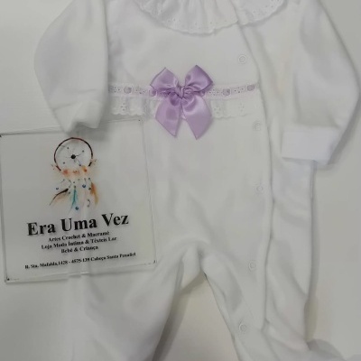 Macacão branco para bebé com gola rendada e laço roxo