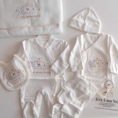 Conjunto de roupa de bebé branco com estampados de coelho e urso e texto 