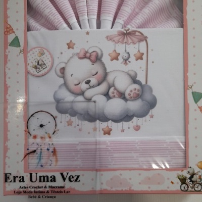 Conjunto de roupa de bebé com ursinho e riscas cor-de-rosa