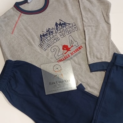 Conjunto de pijama cinzento e azul escuro com estampagem Winter Sports 24