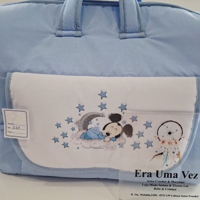 Mala azul claro com bolso branco decorado com rato a dormir e estrelas azuis, com etiqueta e cartão promocional da loja.