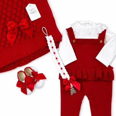 Conjunto de bebé vermelho e branco com manta, macacão, sapatinhos e prendedor de chupeta