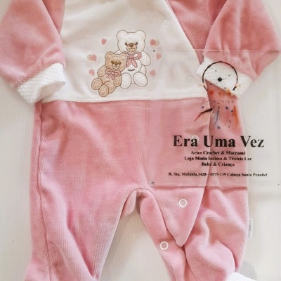 Pijama de bebé rosa e branco com bordado de ursos e gola em renda