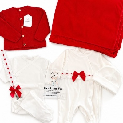 Conjunto de roupa de bebé vermelho e branco com diferentes peças e acessórios