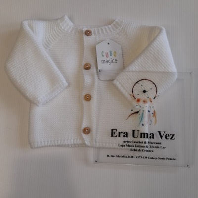 Camisola branca de malha para bebé com botões de madeira e etiqueta CUBO mágico