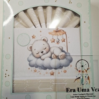 Conjunto de têxteis para bebé com padrão de riscas e desenho de urso a dormir