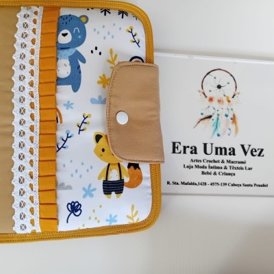 Estojo de tecido amarelo mostarda com desenhos de ursinhos e raposa e renda branca.