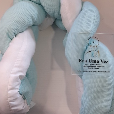 Almofada trançada azul claro e branca com placa transparente