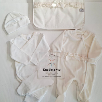 Conjunto de roupa de bebé branco com gorro, body, macacão com laço e mantinha decorada