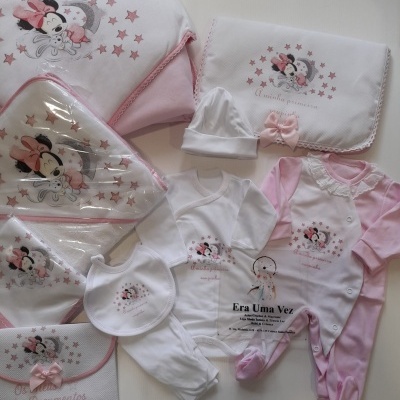 Conjunto roupa e acessórios bebé Minnie Mouse branco e rosa com estrelas e texto