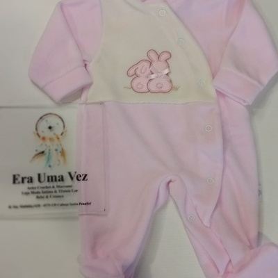 Macacão de bebé rosa e branco com bordado de coelhos e fechos de pressão